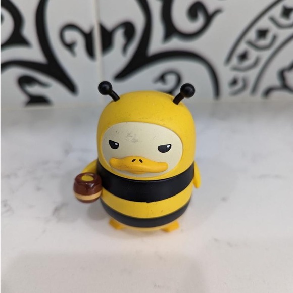POP MART x DUCKOO Flying Series Mini Figure BUMBLEBEE Art 3" Toy - Picture 1 of 4